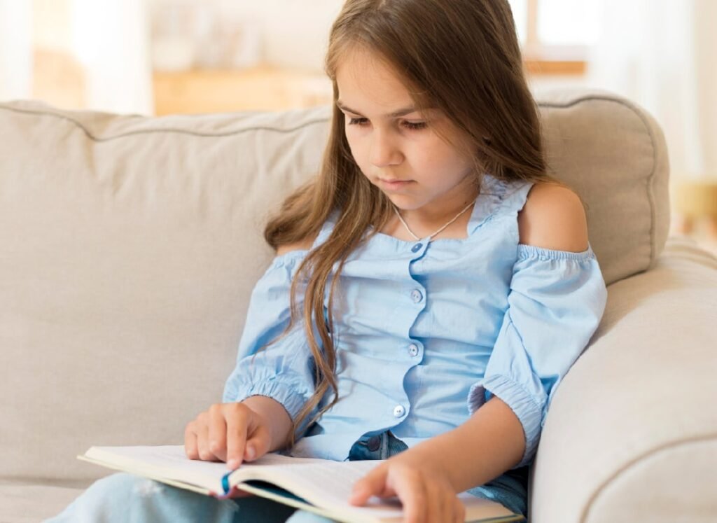 ילדה קוראת בהנאה